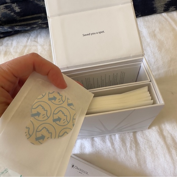 Omnilux Mini Blemish Eraser with 25 single-use Hydrocolloid Patches - Picture 3 of 5